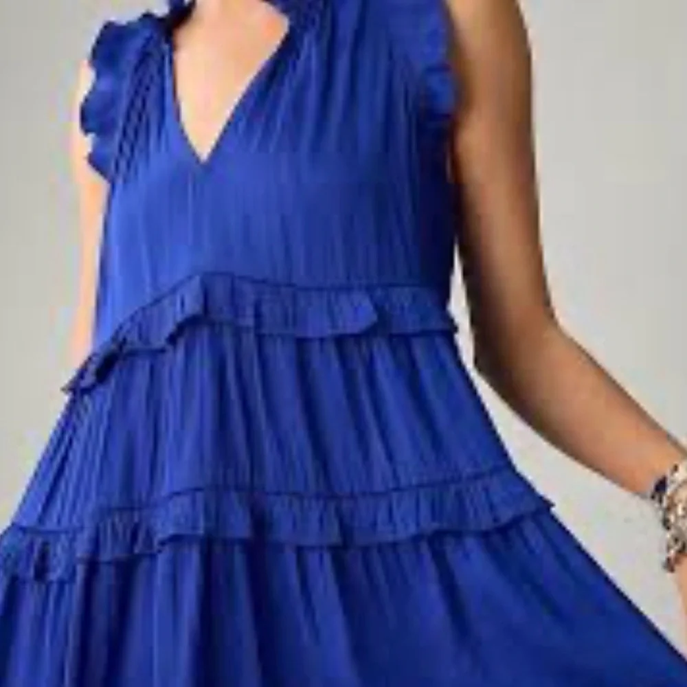 Tiered Ruffle V-Neck Sleeveless Blouse ladies Large NWT - Picture 2 of 5